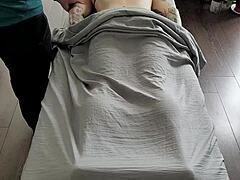 Тетовирана масерка се задиркујуће излаже масеру током другог састанка са масажером
