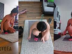 Yoga ed esercizio con tre modelle nude