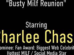 Arzulu bir ev kadını olan Charlee Chase, kendini tatmin etmek için bir buttplug ve dildo kullanıyor