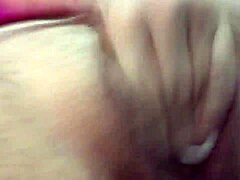 Une adolescente latine atteint l'orgasme