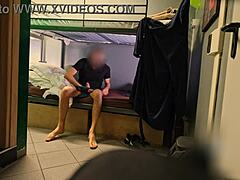 Residenti dell'ostello europeo si concedono una masturbazione sotto la doccia