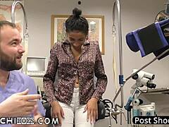 Доктор Тампа довежда пациент до оргазъм с магическа пръчица на Hitachi по време на сесия за физиотерапия в колежа
