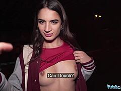 Француска манекенка са великим грудима ужива у јавном сексу иза леђа са странцем