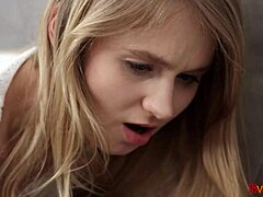 خرافية شابة تشارك في الجنس الشرجي والجنس من الحمار إلى الفم في فيديو من 18videoz