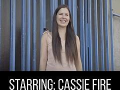 Cassie Fires estreia em sua performance anal em seu primeiro filme adulto