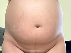 Opgewonden Arabische echtgenoot met grote natuurlijke borsten en getrimde vagina op zoek naar een partner voor intimiteit
