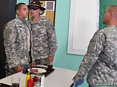 Opas homo-anaaliin nuoren miehen ja sotilashenkilöstön kanssa