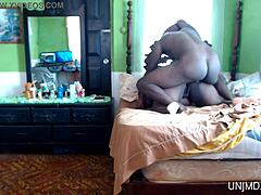 Stor svart ebony kvinna njuter av en enorm kuk efter att ha kommit hem sent