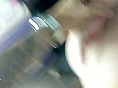 Hjemmelaget videosamling av en busty tenåring som utfører oralsex og rir en penis