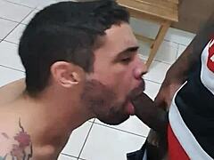Garoto adolescente joga videogame e inesperadamente recebe um boquete de um negro