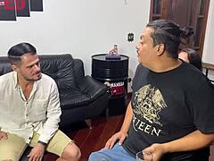L'entrevue d'un jeune homme latino se transforme en une rencontre sexuelle chaude avec son patron