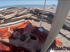 Guru Eropah memamerkan tubuh telanjangnya di pantai untuk kesenangan voyeur di tempat awam