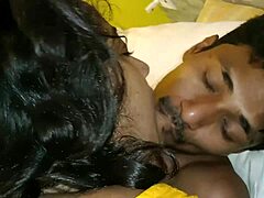 Mooie Indiase vrouw kust hartstochtelijk en heeft intense seks in een bus