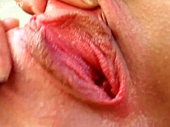 Gitta, upea eurooppalainen blondi, soolomasturbaatiovideolla, jossa on intensiivisiä lähikuvia hänen vaaleanpunaisesta pillustaan ja luonnollisista pienistä tisseistä