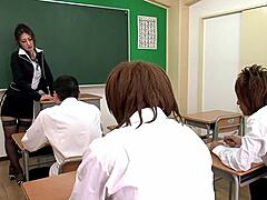 Japanse lerares geeft zich over aan orale seks met studenten voor een wild triootje in een ziekenhuisomgeving