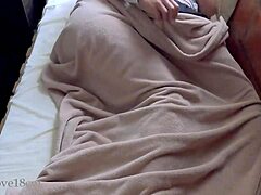 18-jarige amateur geniet van de grote lul en kont van stiefbroer in bed