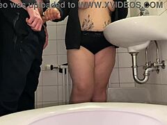 O bătrână murdară își masturbează ginerele în toaleta publică a mall-ului
