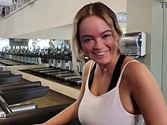 Alexis aux gros seins naturels est ramassée à la salle de sport dans cette vidéo d'Adamdangertv