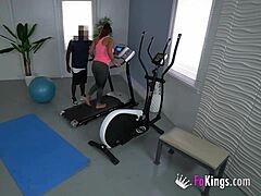Андреа снима тајни видео са својим инструктором теретане како ужива у великом афро-америчком пенису