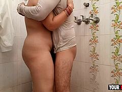 زوجة أب ممتلئة الجسم تساعد لادا على الاسترخاء في الحمام الساخن والبري!