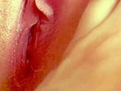 Hjemmelavet video af rødhåret babe, der stønner og får orgasme under fisseslikning