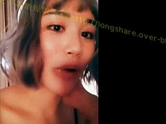 Kecantikan Asia yang berisi menggoda pemilik rumah untuk kesenangan solo dan seks oral dalam video HD preview