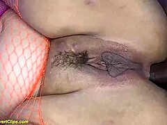 Belleza madura flexible recibe una intensa penetración anal con doble estimulación