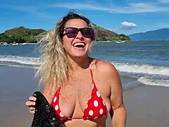 Lisas läckra bikinispindel på den afrikanska stranden
