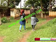 Afrikaanse toeristen hebben openbare seks met een lokale vrouw in een park tijdens de Afrika Cup in Kameroen
