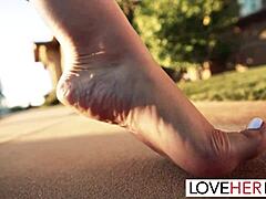 Sophia Leones csábító lábjátéka és erotikus tanítása