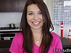 Ein junges Girl gibt einen Deepthroat Blowjob