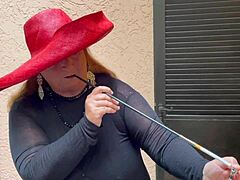 Ateşli Augusta, tahrik edici bir sigara sahibiyle halka açık sigara içmeye dalıyor
