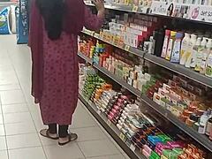 Indyjska żona domowa dostaje wytrysk od swojego pasierba po podróży do centrum handlowego