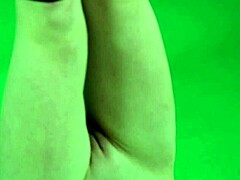 Anna Mustafee, gimnasta cu fața proaspătă, își deschide picioarele într-o ipostază nud