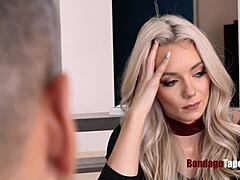 Molly Mae, eine blonde Teenagerin, ist bereit, sich mit einem dominanten Meister in BDSM zu engagieren