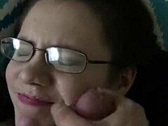 Gözlüklü bir Çek kadını, müstehcen konuşma yaptıktan sonra yüzüne boşalma istiyor